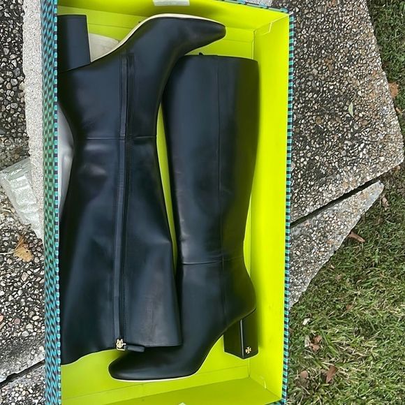 Elegant Black Leather Knee-High Boots - Picture 3 of 11